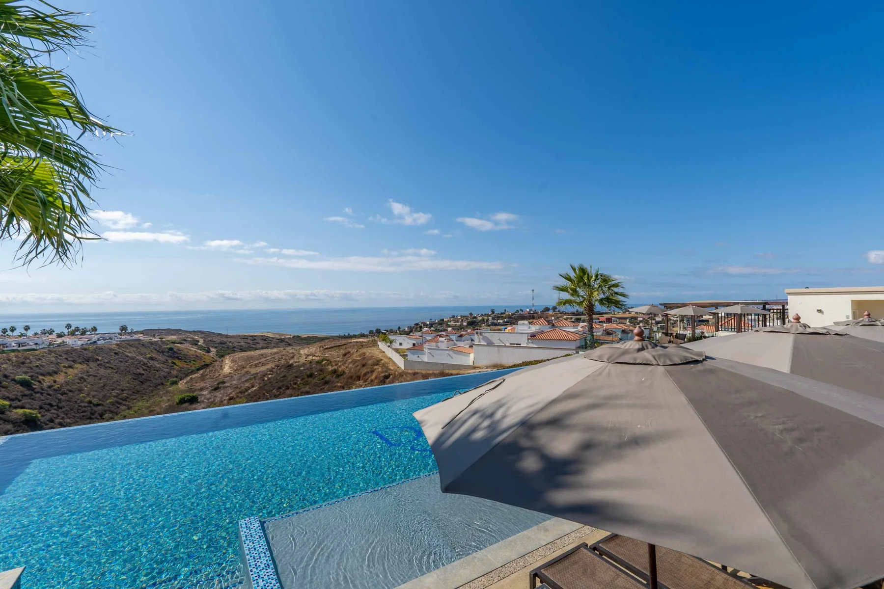 Pool meeting the Pacific horizon