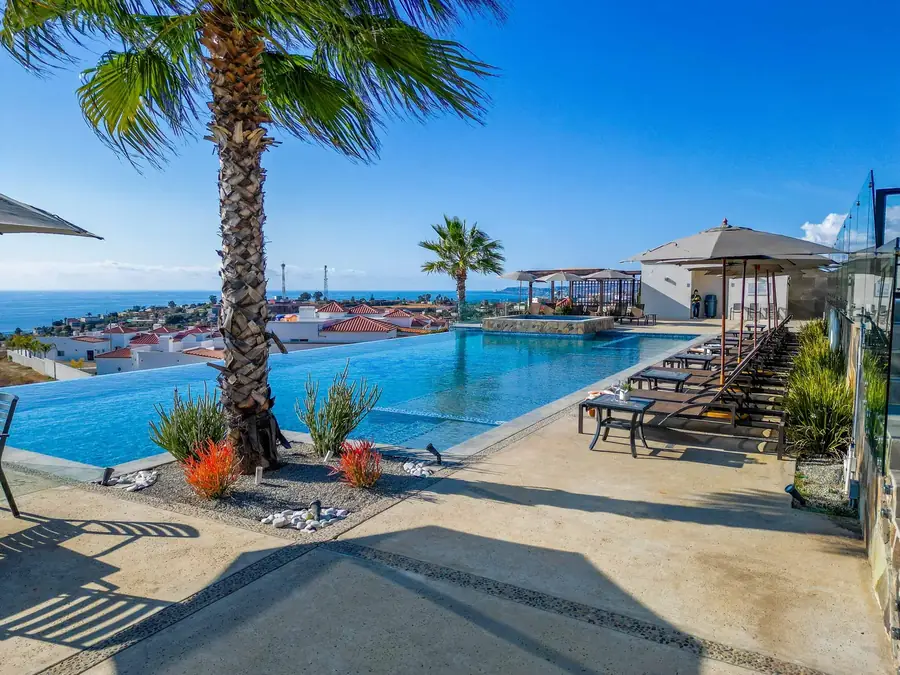 Infinity pool and sun deck facing the Pacific at Loma Serena, Rancho El Descanso